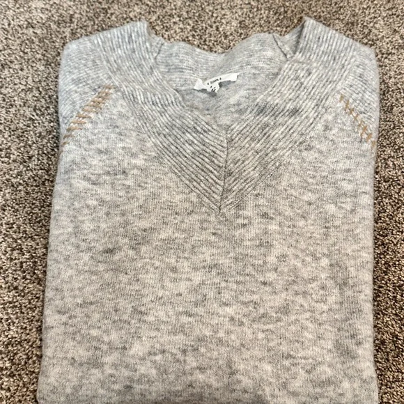 A loves a women Sweater small - Picture 4 of 10